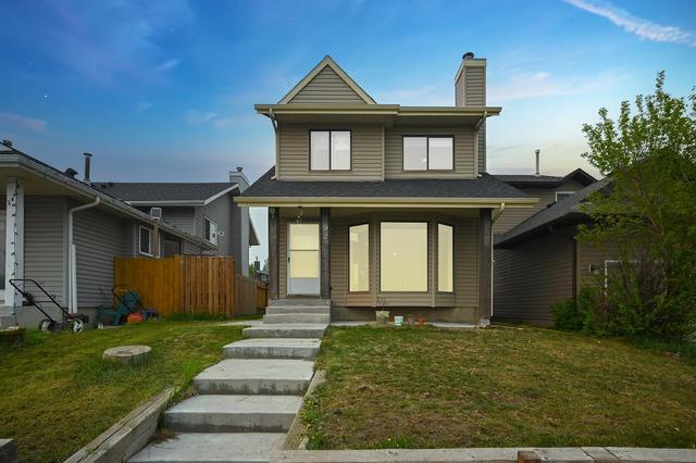 92 Martingrove Way, House detached with 4 bedrooms, 3 bathrooms and 3 parking in Calgary AB | Image 1