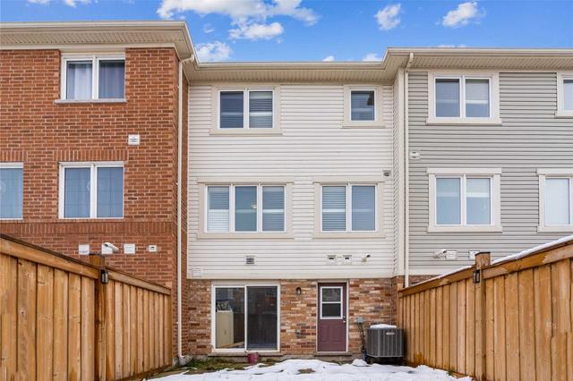 30 Commuter Dr, House attached with 3 bedrooms, 4 bathrooms and 3 parking in Brampton ON | Image 8