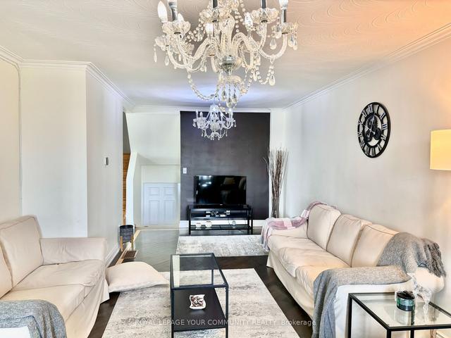16 Brady Cres, House semidetached with 4 bedrooms, 2 bathrooms and 4 parking in Toronto ON | Image 8