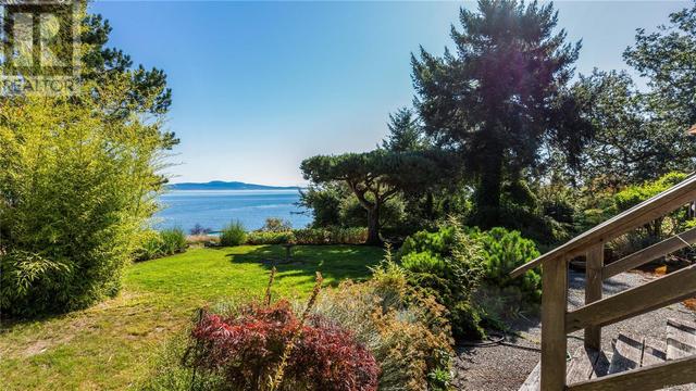 2550 Queenswood Dr, House detached with 5 bedrooms, 3 bathrooms and 8 parking in Saanich BC | Image 19