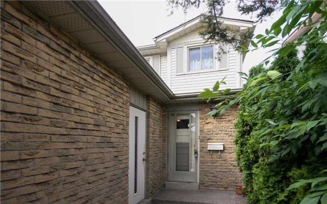 1492 Lancaster Dr, House attached with 3 bedrooms, 3 bathrooms and 3 parking in Oakville ON | Image 2