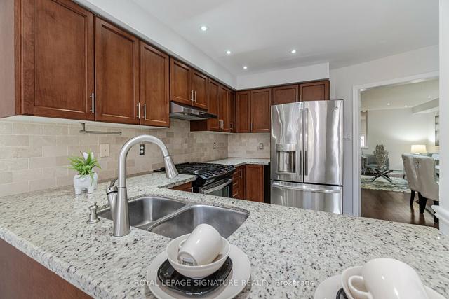 921 Tambourine Terr, House semidetached with 3 bedrooms, 4 bathrooms and 3 parking in Mississauga ON | Image 8