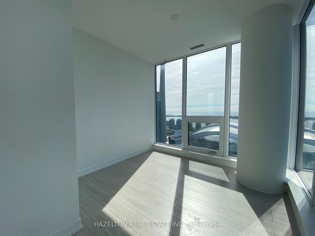 4502 - 55 Mercer St, Condo with 3 bedrooms, 2 bathrooms and 1 parking in Toronto ON | Image 4