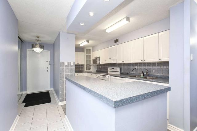 102 - 45 Sunrise Ave, Condo with 3 bedrooms, 2 bathrooms and 1 parking in Toronto ON | Image 2