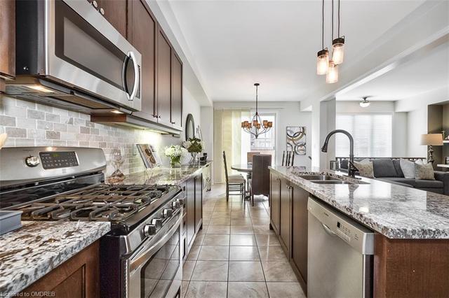 2429 Village Common, House attached with 3 bedrooms, 3 bathrooms and 2 parking in Oakville ON | Image 9