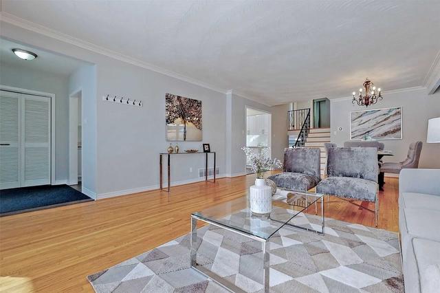 63 Maplewood Rd, House detached with 4 bedrooms, 2 bathrooms and 6 parking in Mississauga ON | Image 3