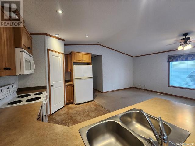147 6th Avenue E, Home with 2 bedrooms, 2 bathrooms and null parking in Melville SK | Image 11