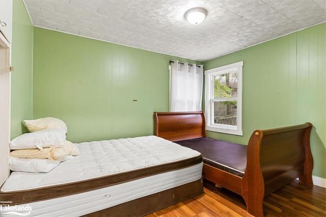 6 West Road, House detached with 2 bedrooms, 1 bathrooms and 4 parking in Huntsville ON | Image 2