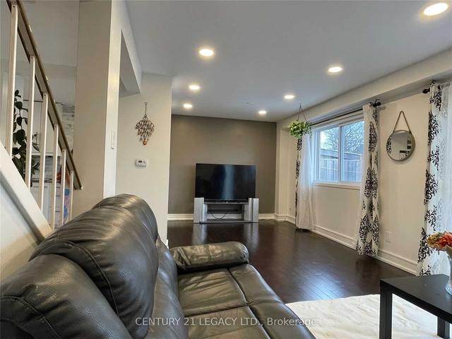 48 Jacobs Sq, House attached with 3 bedrooms, 2 bathrooms and 3 parking in Brampton ON | Image 9