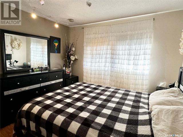 201 32nd Street, House detached with 5 bedrooms, 2 bathrooms and null parking in Battleford SK | Image 10
