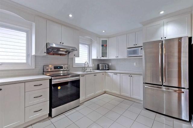 236 Cherokee Blvd, House semidetached with 3 bedrooms, 3 bathrooms and 3 parking in Toronto ON | Image 4