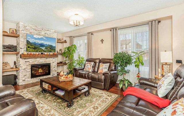 47 Vanhorne Clse, House attached with 3 bedrooms, 3 bathrooms and 3 parking in Brampton ON | Image 2