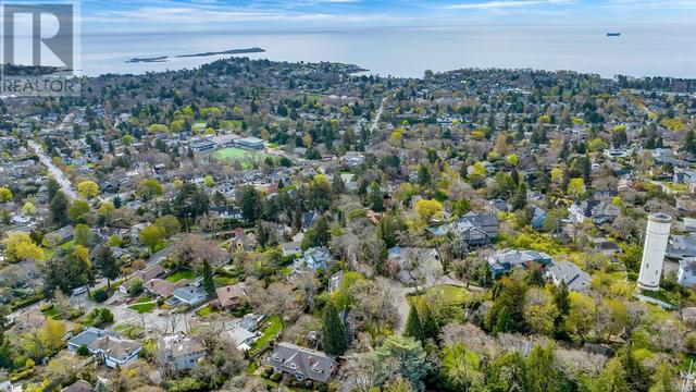995 Terrace Ave, House detached with 4 bedrooms, 3 bathrooms and 4 parking in Victoria BC | Image 30