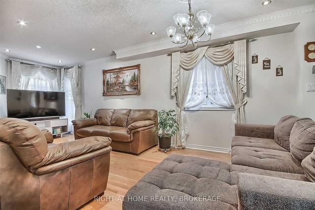 18 Highwood Rd, House detached with 4 bedrooms, 3 bathrooms and 4 parking in Brampton ON | Image 2