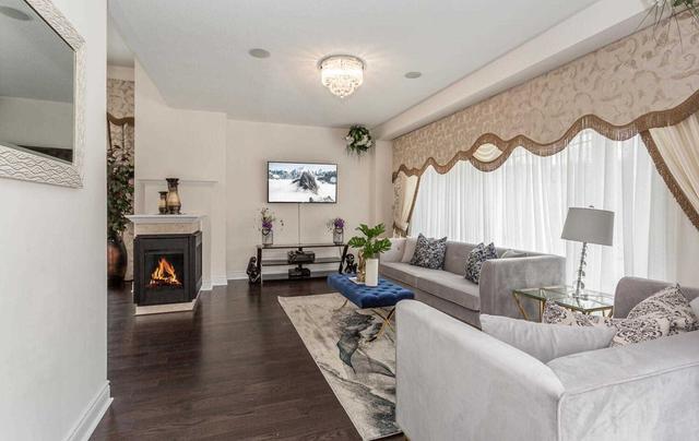 30 Annual Circ, House detached with 4 bedrooms, 5 bathrooms and 6 parking in Brampton ON | Image 2