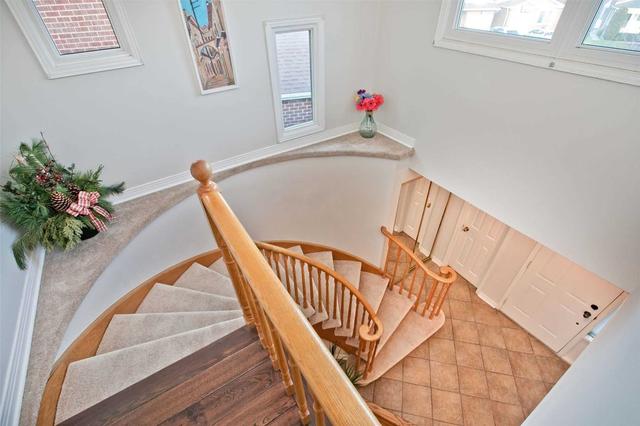 30 Rockford Crt, House detached with 3 bedrooms, 4 bathrooms and 5 parking in Vaughan ON | Image 5