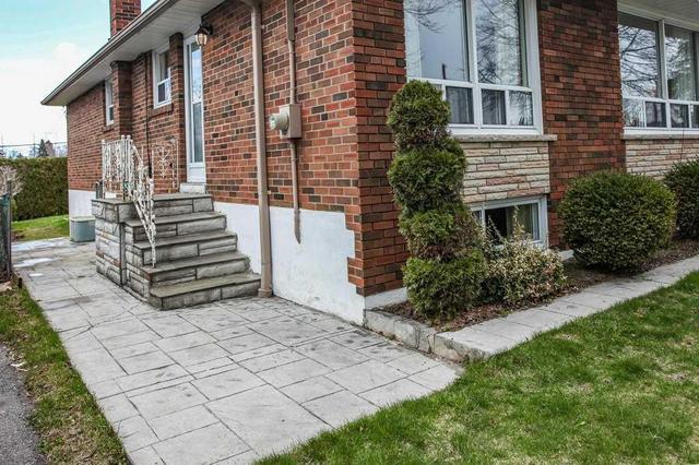77 Benshire Dr, House detached with 3 bedrooms, 2 bathrooms and 2 parking in Toronto ON | Image 4