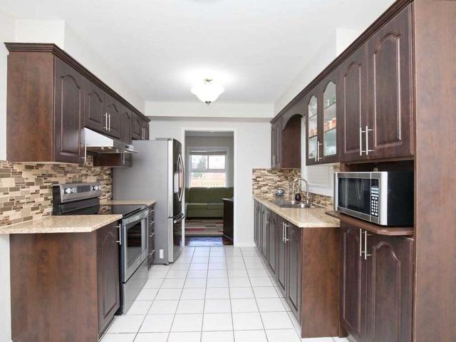 25 Murdoch Dr, House detached with 3 bedrooms, 3 bathrooms and 5 parking in Brampton ON | Image 3