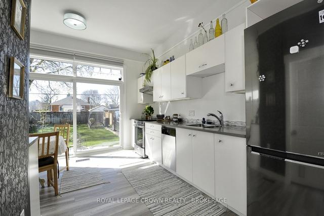 29 Todd St, House detached with 2 bedrooms, 1 bathrooms and 4 parking in Cambridge ON | Image 3