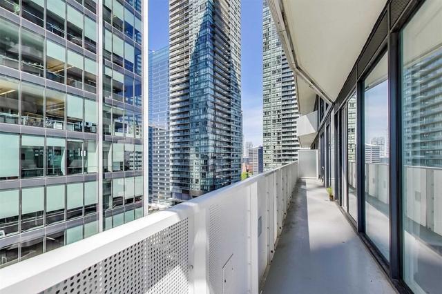 1810 - 100 Harbour St, Condo with 3 bedrooms, 2 bathrooms and 1 parking in Toronto ON | Image 19