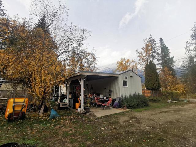 6116 Erindale Road, House detached with 2 bedrooms, 2 bathrooms and null parking in Central Kootenay E BC | Image 19