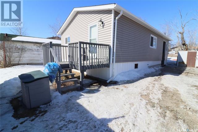 318 3rd Avenue, House detached with 2 bedrooms, 1 bathrooms and null parking in Creighton SK | Image 2