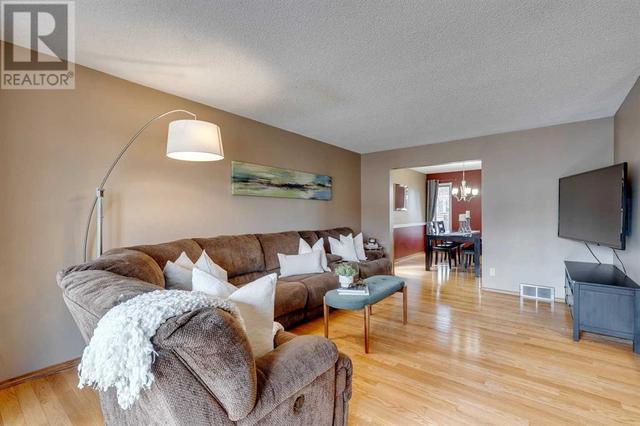 16527 Sunhaven Road Se, House detached with 4 bedrooms, 2 bathrooms and 4 parking in Calgary AB | Image 6