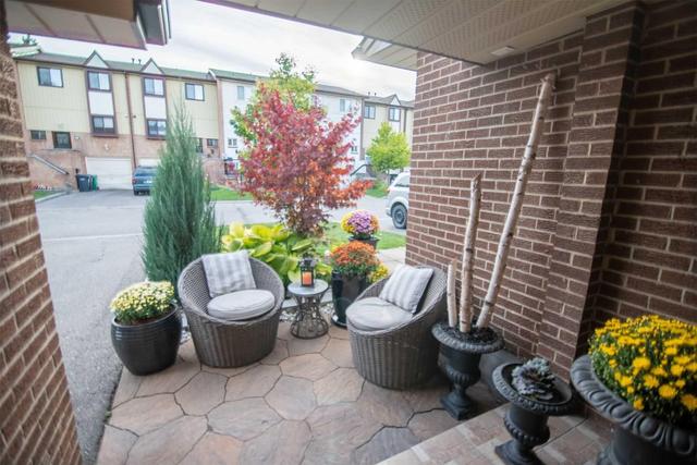 96 Baronwood Crt, Townhouse with 3 bedrooms, 3 bathrooms and 2 parking in Brampton ON | Image 2