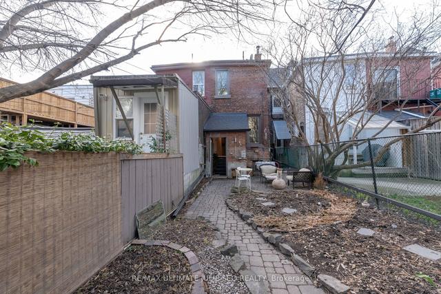 237 Markham St, House attached with 5 bedrooms, 3 bathrooms and 1 parking in Toronto ON | Image 15