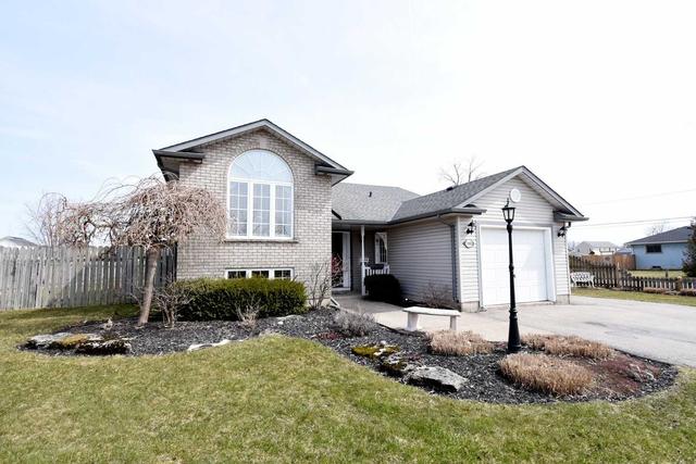 700 Nancy Rd, House detached with 2 bedrooms, 3 bathrooms and 4 parking in Fort Erie ON | Image 1