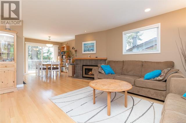 1865 Elmhurst Pl, House detached with 5 bedrooms, 2 bathrooms and 1 parking in Saanich BC | Image 4