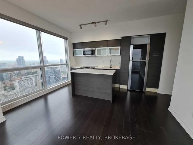 4715 - 386 Yonge St, Condo with 2 bedrooms, 2 bathrooms and 1 parking in Toronto ON | Image 3