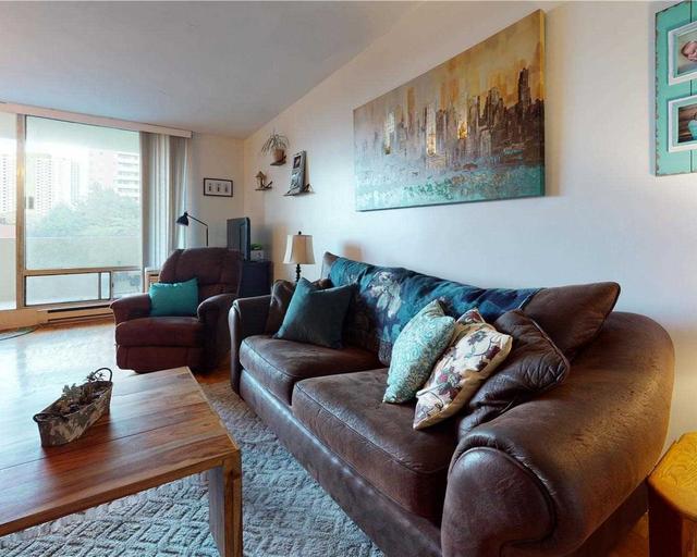 212 - 5 Massey Sq, Condo with 2 bedrooms, 1 bathrooms and 0 parking in Toronto ON | Image 2