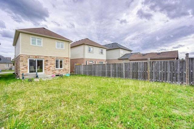 1371 Wadebridge Cres, House detached with 3 bedrooms, 4 bathrooms and 2 parking in Oshawa ON | Image 5