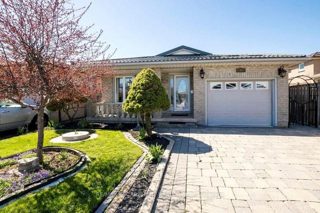 37 Skyview Dr, House detached with 3 bedrooms, 2 bathrooms and 3 parking in Hamilton ON | Image 1