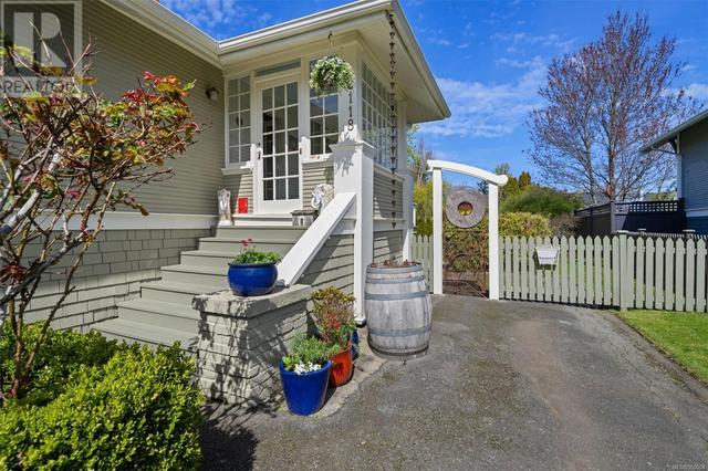 2118 Pentland Rd, House detached with 3 bedrooms, 1 bathrooms and 2 parking in Oak Bay BC | Image 3