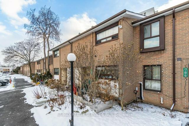 108 Fleetwood Cres, Townhouse with 3 bedrooms, 2 bathrooms and 1 parking in Brampton ON | Image 11
