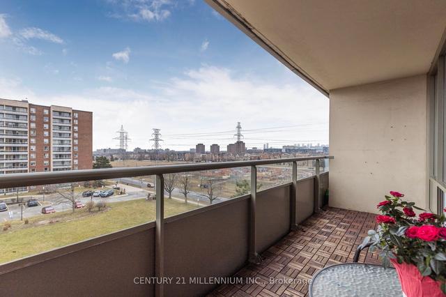 601 - 19 Four Winds Dr, Condo with 2 bedrooms, 1 bathrooms and 1 parking in Toronto ON | Image 17