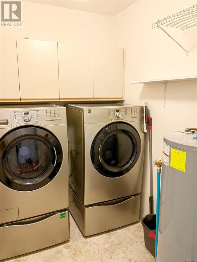 Laundry room in unit | Image 18