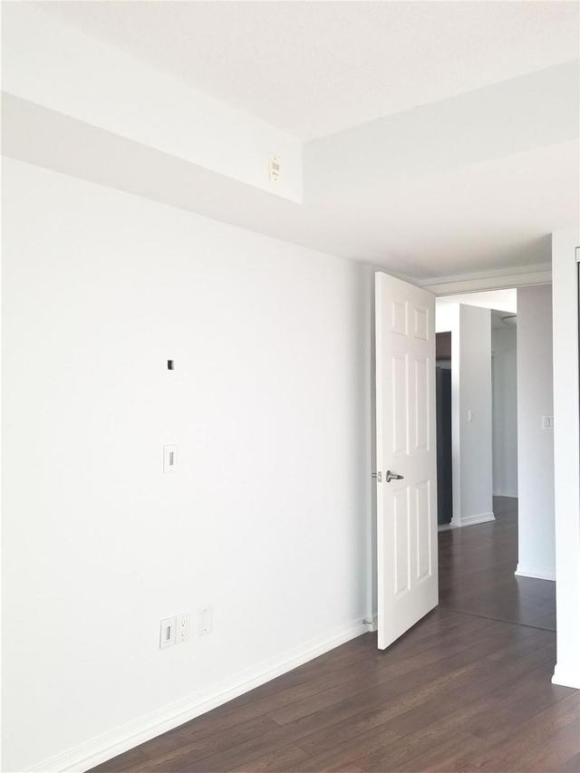 1004 - 18 Valley Woods Rd, Condo with 1 bedrooms, 1 bathrooms and 1 parking in Toronto ON | Image 2