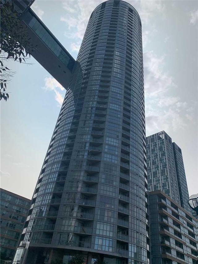 828 - 21 Iceboat Terr, Condo with 1 bedrooms, 1 bathrooms and 0 parking in Toronto ON | Image 1