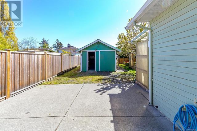 2199 Malaview Ave, House detached with 3 bedrooms, 2 bathrooms and 2 parking in Sidney BC | Image 28