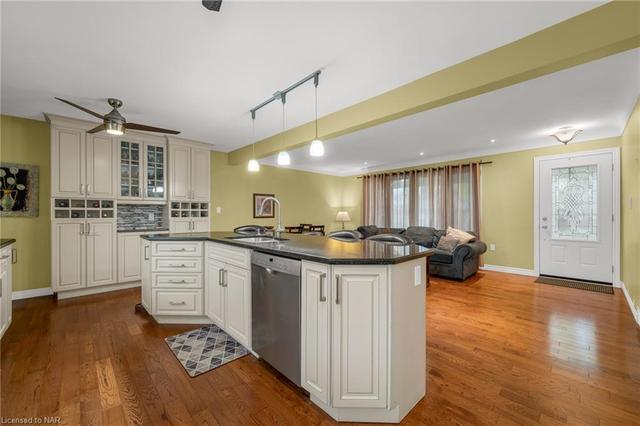 25 Overholt Street, House detached with 5 bedrooms, 2 bathrooms and 3 parking in St. Catharines ON | Image 37