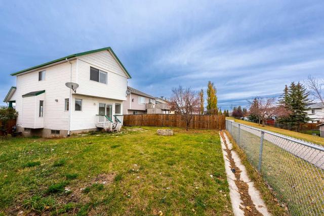 240 Fresno Place Ne, House detached with 3 bedrooms, 2 bathrooms and 2 parking in Calgary AB | Image 2