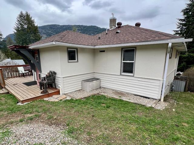 632 10th Avenue, House detached with 3 bedrooms, 2 bathrooms and 6 parking in Castlegar BC | Image 28