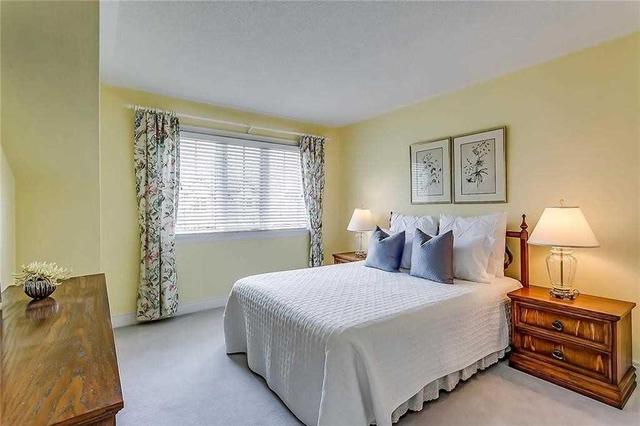 5 - 2303 Hill Ridge Crt, Townhouse with 3 bedrooms, 3 bathrooms and 2 parking in Oakville ON | Image 16