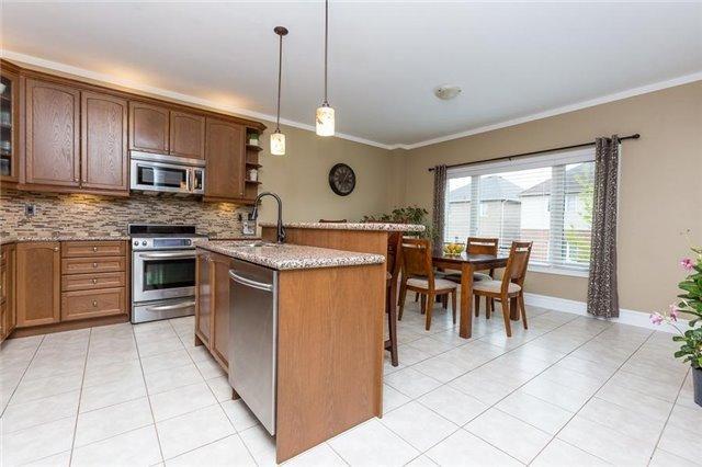208 Cathcart Cres, House detached with 4 bedrooms, 4 bathrooms and 2 parking in Milton ON | Image 2
