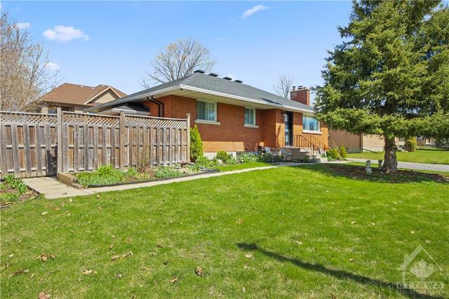 57 Epworth Avenue, House detached with 4 bedrooms, 3 bathrooms and 6 parking in Ottawa ON | Image 3