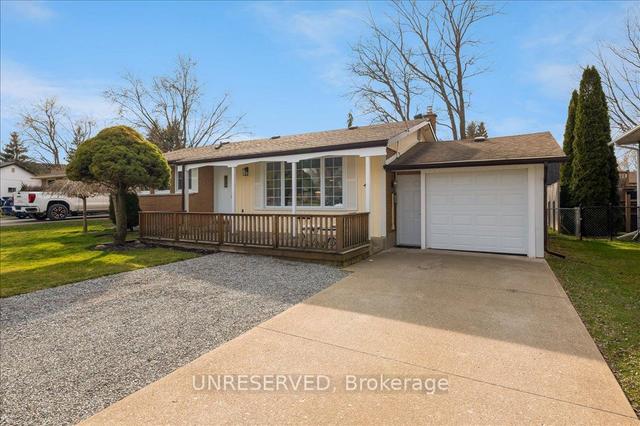 4 Parkdale Cres, House detached with 3 bedrooms, 2 bathrooms and 6 parking in Pelham ON | Image 1
