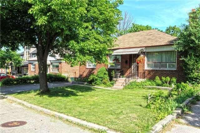 48 Arrowsmith Ave, House detached with 3 bedrooms, 2 bathrooms and 3 parking in Toronto ON | Image 2